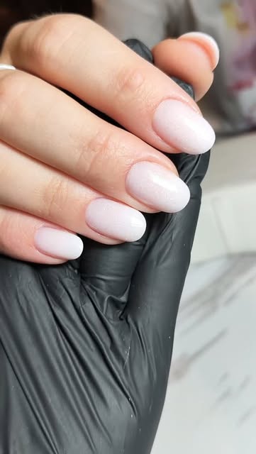 Subtelny perłowy manicure