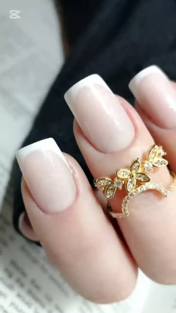Klasyczny french z biżuteryjnym detalem